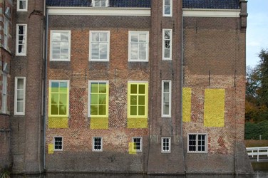 <p>Van het middeleeuwse kasteel van Steven van Roderlo zijn nog delen van het metselwerk in de zuidvleugel (het oude zaalgebouw) bewaard gebleven. In de zuidgevel zijn aan de hand van de aangetroffen bouwsporen de vijf oorspronkelijke vensteropeningen (in geel) weergegeven. Op twee plaatsen tekenen zich twee kelderlichten af. </p>
